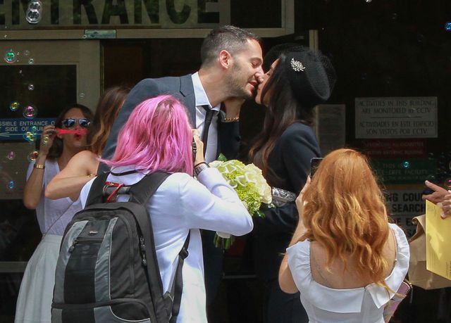 Jessica Alba w białej sukni na ślubie... swojej fryzjerki Jessica Alba w białej sukni na ślubie... swojej fryzjerki