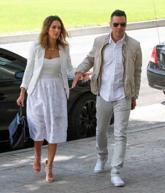 Jessica Alba w białej sukni na ślubie... swojej fryzjerki Jessica Alba w białej sukni na ślubie... swojej fryzjerki