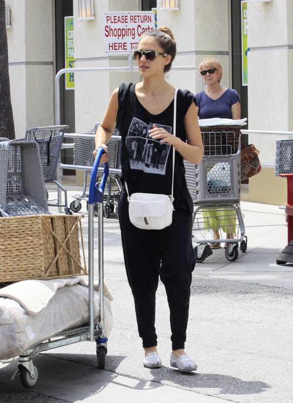 Jessica Alba - zakupy i sprzątanie biura (FOTO)