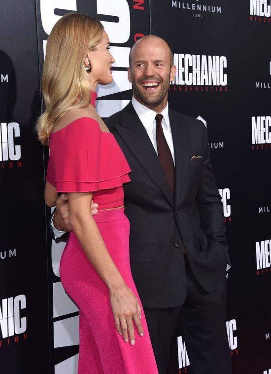Jason Statham nie wiedział, którą z pań przytulić na ściance