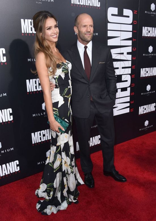 Jason Statham nie wiedział, którą z pań przytulić na ściance