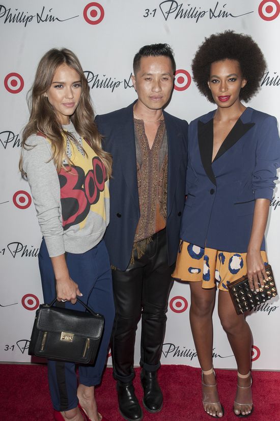 Wszyscy eleganccy, a ona w dresie na czerwonym dywanie FOTO