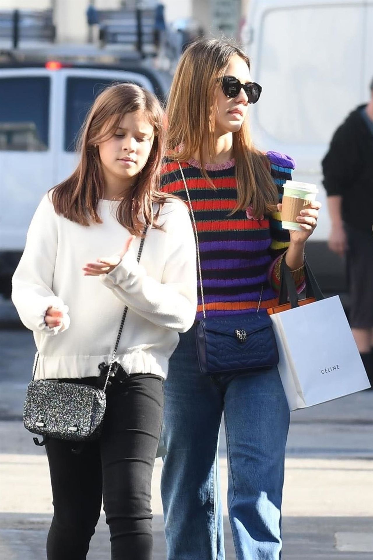 Honor Marie Warren, córka Jessiki Alby, wygląda bardzo poważnie jak na swój wiek