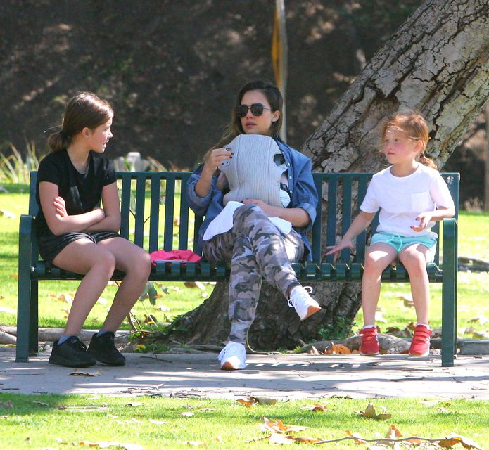 Jessica Alba miesiąc po porodzie na spacerze z dziećmi (ZDJĘCIA)