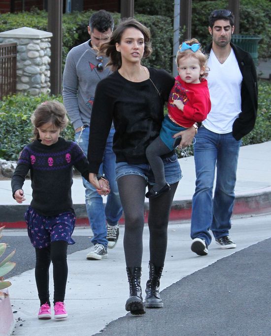 Jessica Alba pokazuje nogi na rodzinnym spacerze (FOTO)