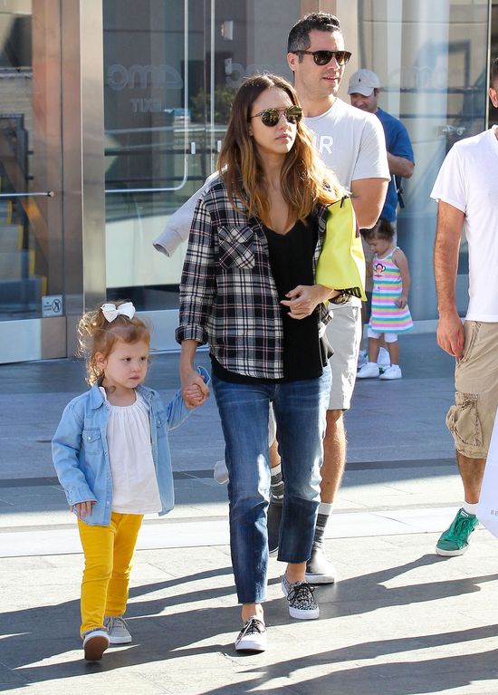 Jessica Alba radzi sobie bez pomocy niań (FOTO)