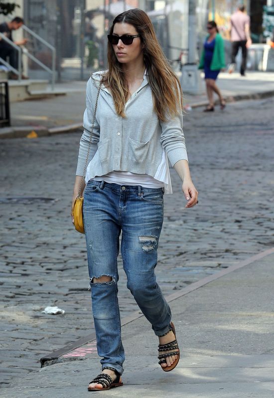 Jessica Biel w podartych jeansach (FOTO)