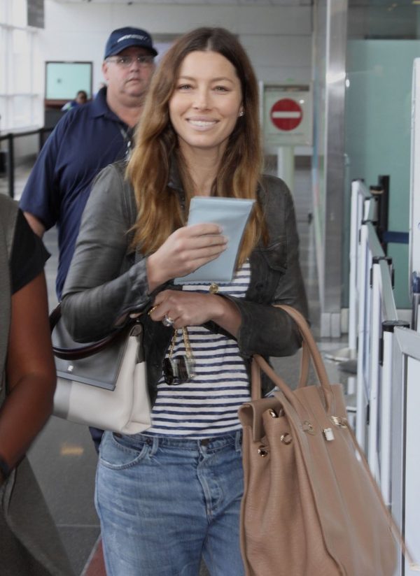 Jessica Biel bez makijażu - widać, że używa tylko kostki Dove? 