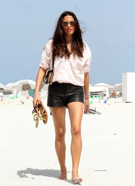 Kto tak lubi pokazywać nogi? (FOTO)