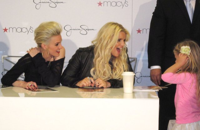 Siostry Simpson - jedna się odchudza, druga nie ma z czego 