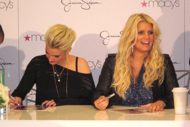 Siostry Simpson - jedna się odchudza, druga nie ma z czego 