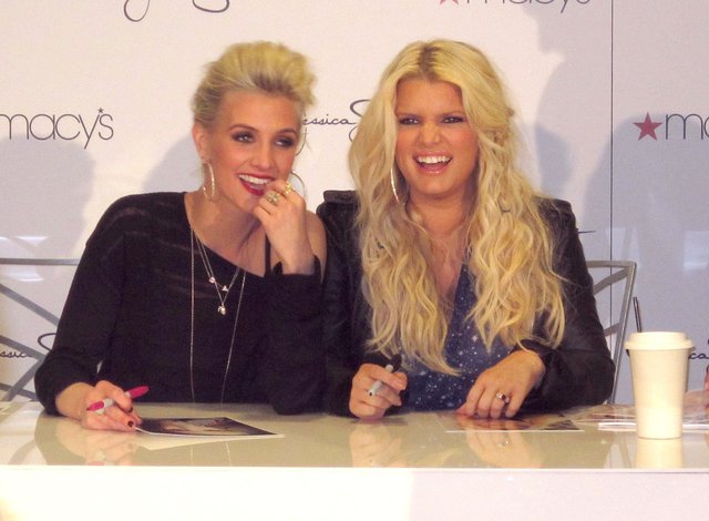 Siostry Simpson - jedna się odchudza, druga nie ma z czego 