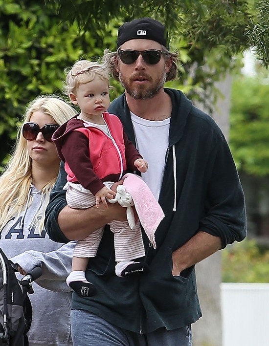 Jessica Simpson Wielkanoc spędza z rodziną (FOTO)