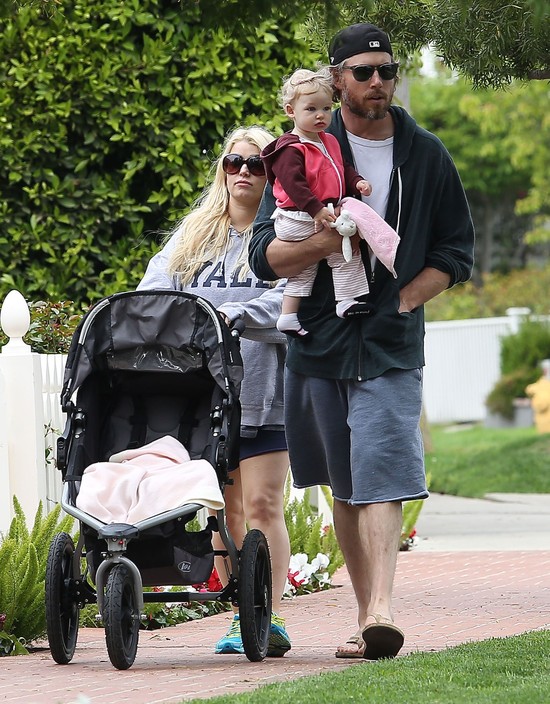 Jessica Simpson Wielkanoc spędza z rodziną (FOTO)