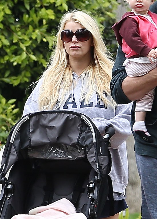 Jessica Simpson Wielkanoc spędza z rodziną (FOTO)