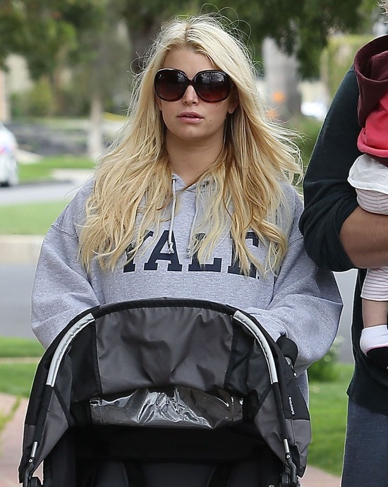 Jessica Simpson Wielkanoc spędza z rodziną (FOTO)