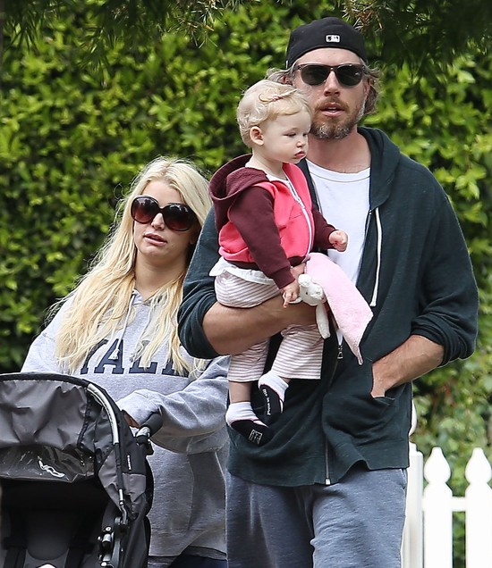 Jessica Simpson Wielkanoc spędza z rodziną (FOTO)