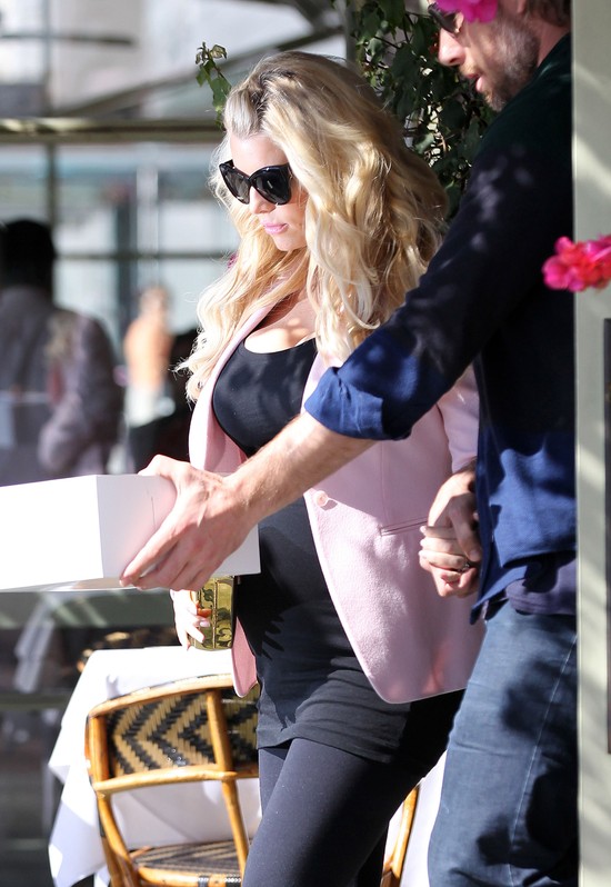 Jessica Simpson ma już duży brzuch ciążowy (FOTO)