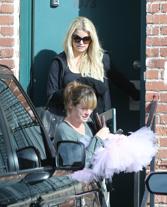 Ciężarna Jessica Simpson chowa się pod dresami (FOTO)
