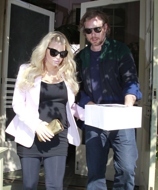 Jessica Simpson ma już duży brzuch ciążowy (FOTO)