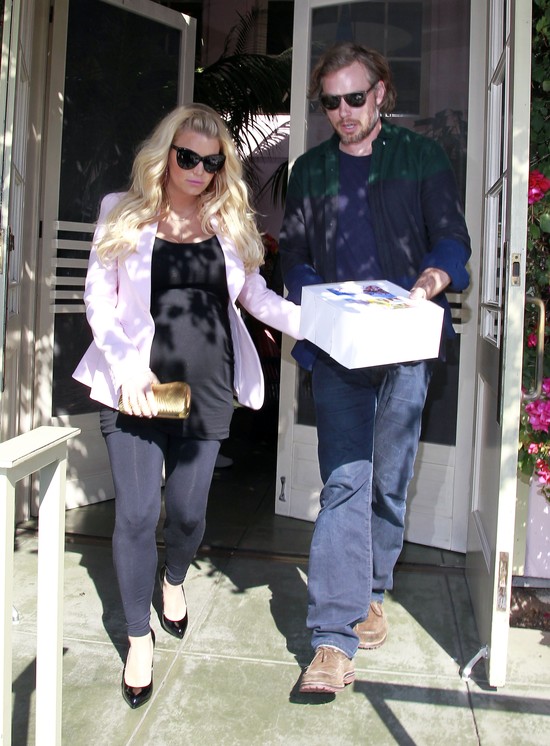 Jessica Simpson ma już duży brzuch ciążowy (FOTO)