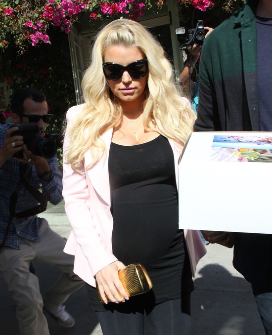 Jessica Simpson ma już duży brzuch ciążowy (FOTO)