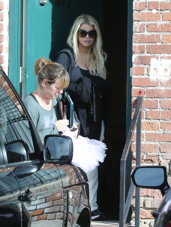 Ciężarna Jessica Simpson chowa się pod dresami (FOTO)