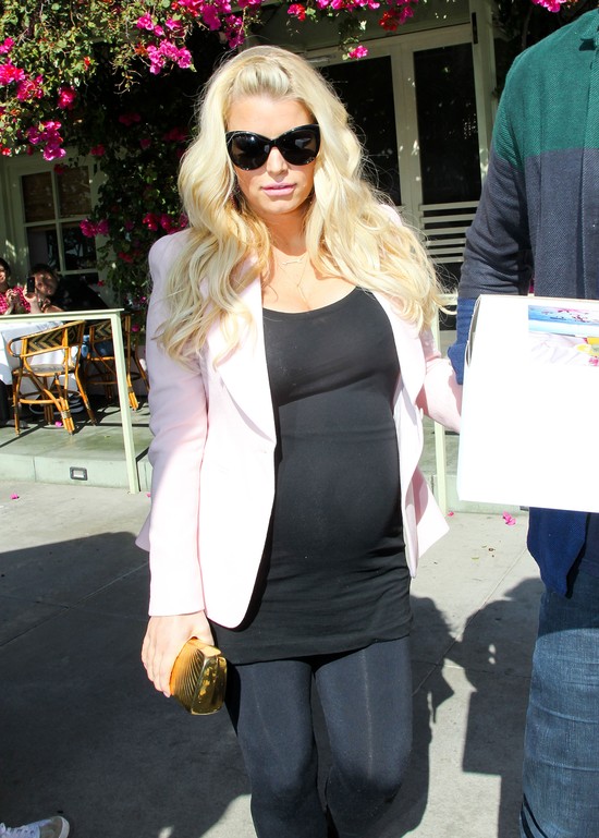 Jessica Simpson ma już duży brzuch ciążowy (FOTO)