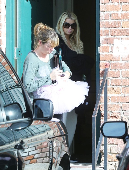 Ciężarna Jessica Simpson chowa się pod dresami (FOTO)