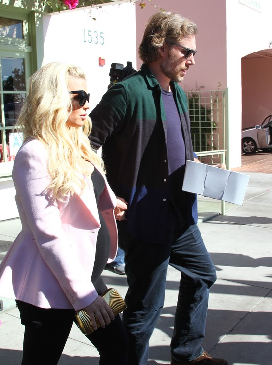Jessica Simpson ma już duży brzuch ciążowy (FOTO)