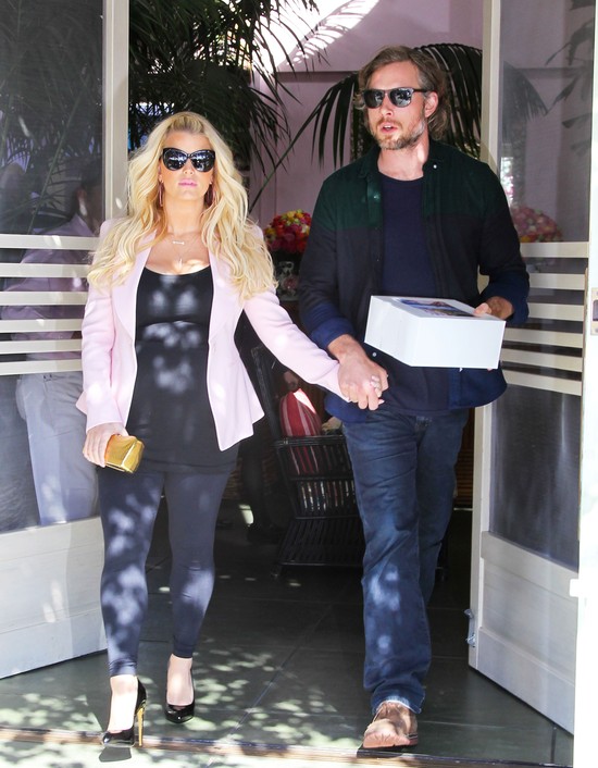 Jessica Simpson ma już duży brzuch ciążowy (FOTO)
