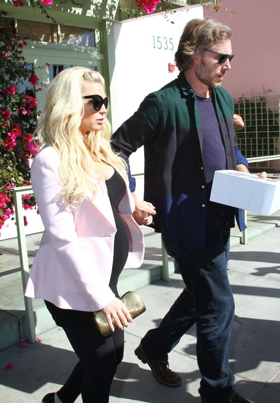 Jessica Simpson ma już duży brzuch ciążowy (FOTO)