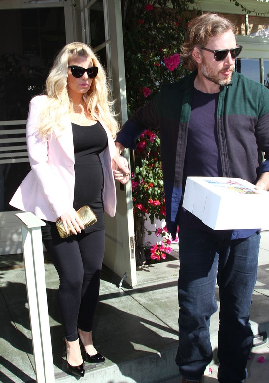 Jessica Simpson ma już duży brzuch ciążowy (FOTO)