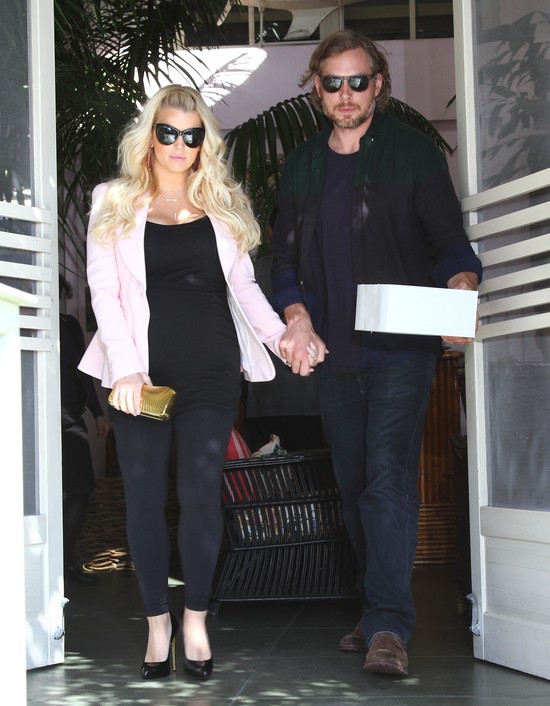 Jessica Simpson ma już duży brzuch ciążowy (FOTO)