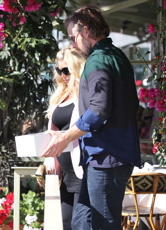 Jessica Simpson ma już duży brzuch ciążowy (FOTO)