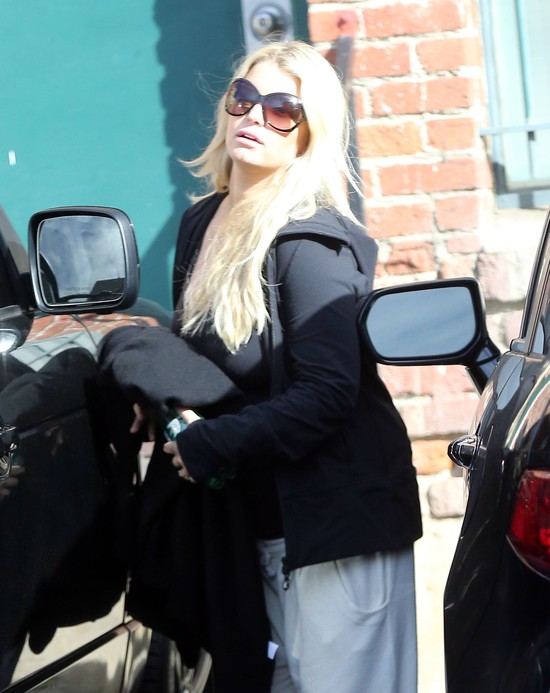 Ciężarna Jessica Simpson chowa się pod dresami (FOTO)