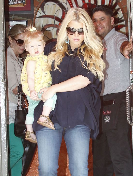 Siostry Simpson z dzieciakami na lunchu i zakupach (FOTO) Siostry Simpson z dzieciakami na lunchu i zakupach (FOTO)