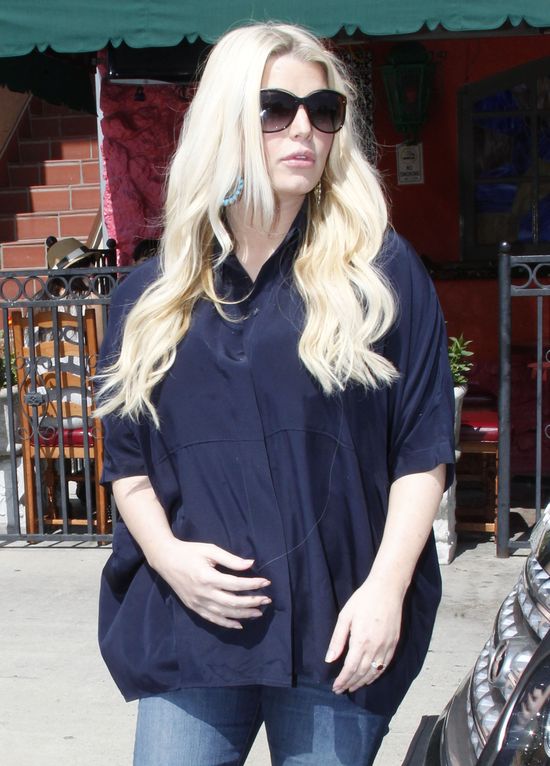 Siostry Simpson z dzieciakami na lunchu i zakupach (FOTO)