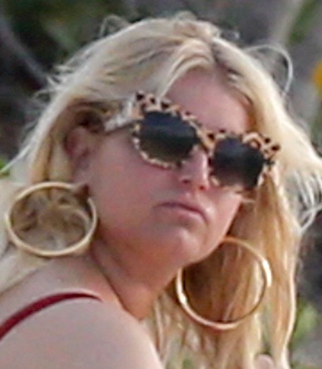 Jessica Simpson (niechętnie) pokazuje brzuszek w bikini - ciąża? (ZDJĘCIA) Jessica Simpson (niechętnie) pokazuje brzuszek w bikini - ciąża? (ZDJĘCIA)