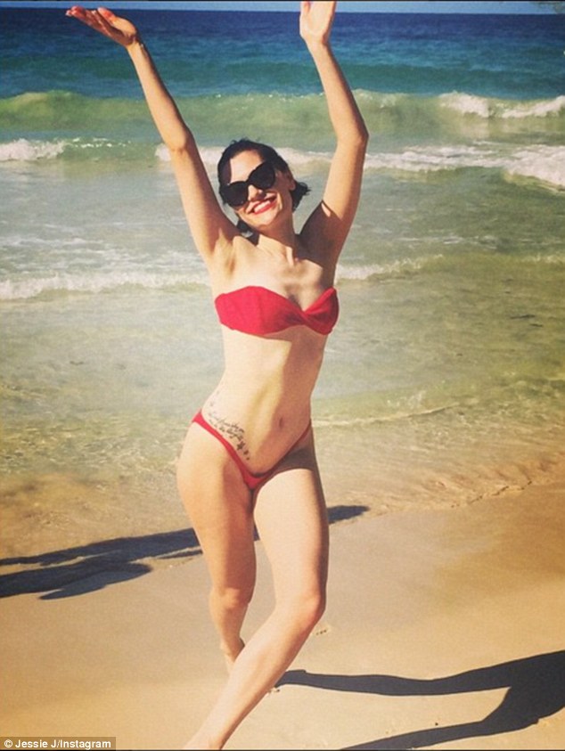 Jessie J w jeszcze bardziej skąpym bikini...