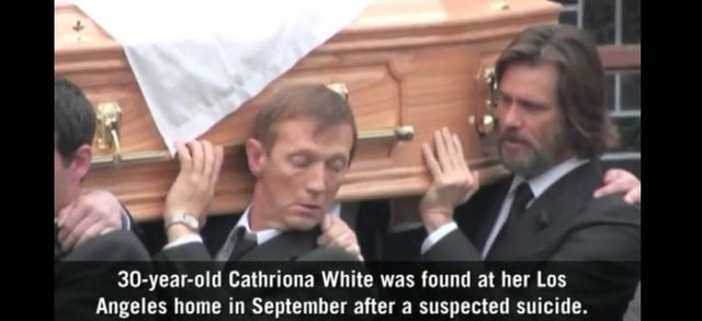 Jim Carrey niósł trumnę byłej dziewczyny [VIDEO]