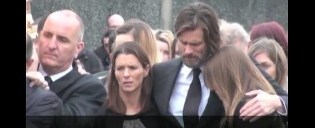 Jim Carrey niósł trumnę byłej dziewczyny [VIDEO]