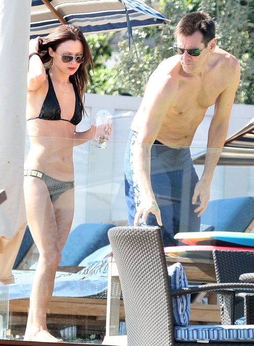 Jim Carrey z ładną brunetką na plaży (FOTO)