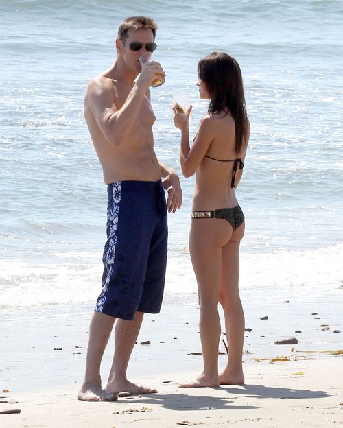 Jim Carrey z ładną brunetką na plaży (FOTO)