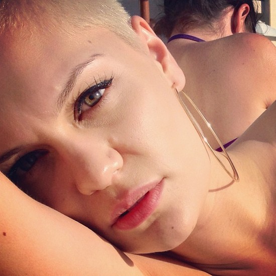 Łysa Jesse J pokazuje ciało (FOTO)