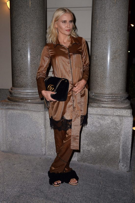 Tylko ONA mogła przyjść na pokaz w piżamie i klapkach z futerkiem (FOTO)