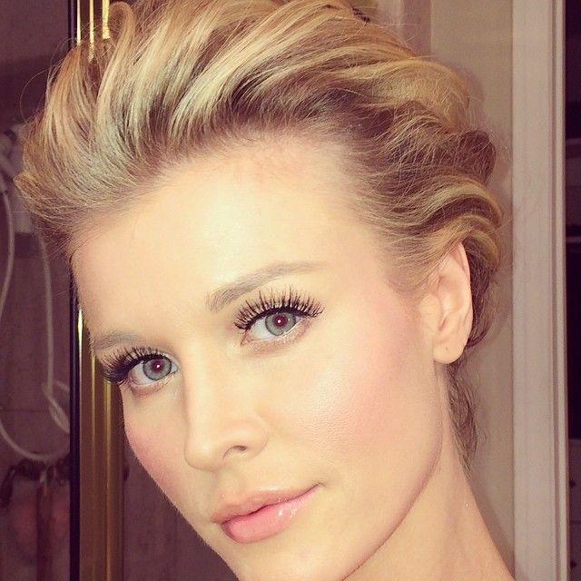 Joanna Krupa z krzyżem na czole (FOTO) Joanna Krupa z krzyżem na czole (FOTO)