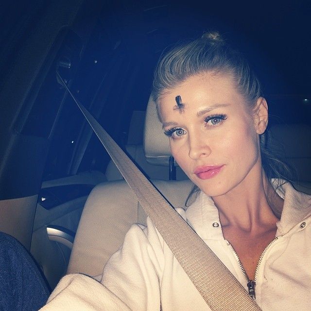 Joanna Krupa z krzyżem na czole (FOTO) Joanna Krupa z krzyżem na czole (FOTO)