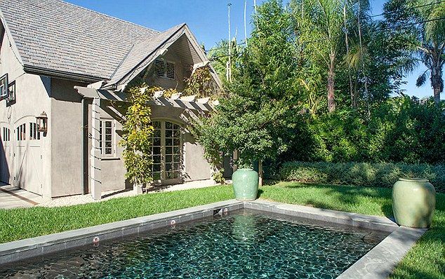 Joe Jonas sprzedaje mieszkanie, bo przypomina mu Gigi? Joe Jonas sprzedaje mieszkanie, bo przypomina mu Gigi?