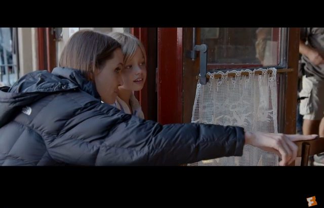 Jolie pali, bije i bierze prochy. Pitt nie jest lepszy Jolie pali, bije i bierze prochy. Pitt nie jest lepszy